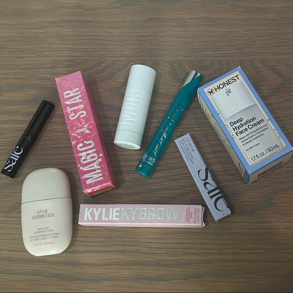 LET ME KNOW WHICH ONE!! SKINCARE AND MAKEUP!! ✨💗